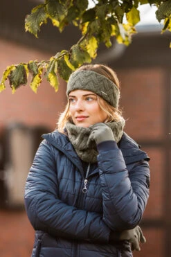 Horze Raya Stirnband In Zopfstrickmuster 6 Horze Raya Stirnband In Zopfstrickmuster -Horze Verkaufsgeschäft 30849 bkgr 04