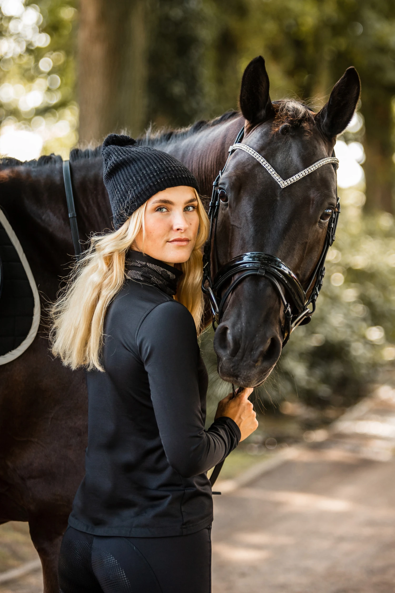 Horze Luminox Reflektierende Strickmütze Mit Bommel 2 Horze Luminox Reflektierende Strickmütze Mit Bommel – Bild 2